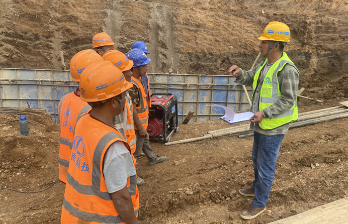 1696831573321333.jpg (小圖)孔德暑:對(duì)施工班組進(jìn)行安全技術(shù)交底.jpg